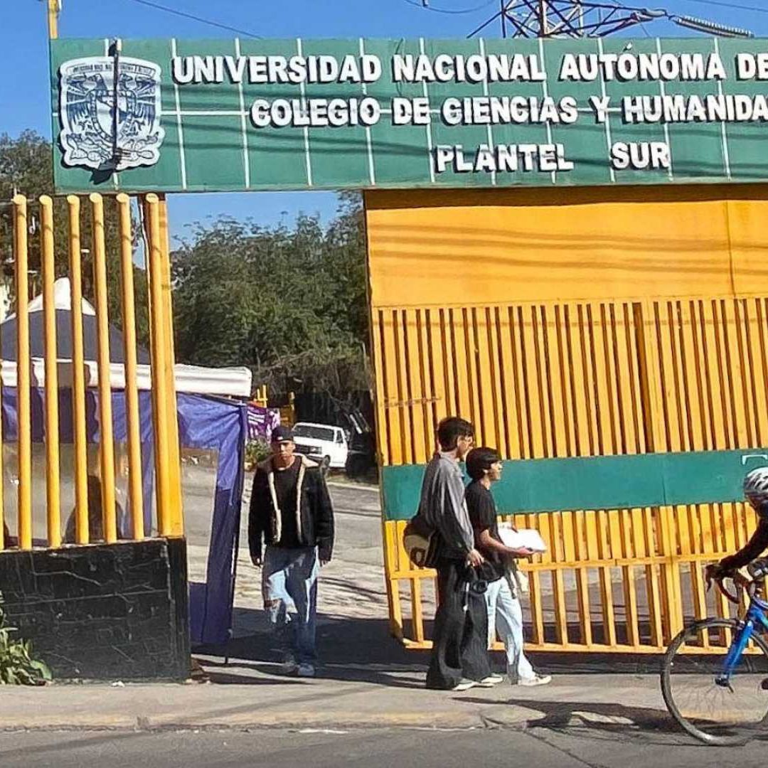 Alumnos afuera de plantel CCH. Conoce las fechas clave del calendario del CCH y la UNAM en 2027